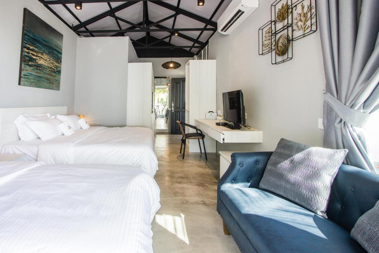 Beachboy Chalet By The Beach Bukit Lada Exteriör bild