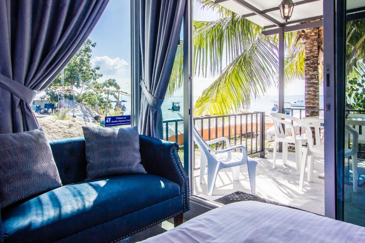 Beachboy Chalet By The Beach Bukit Lada Exteriör bild